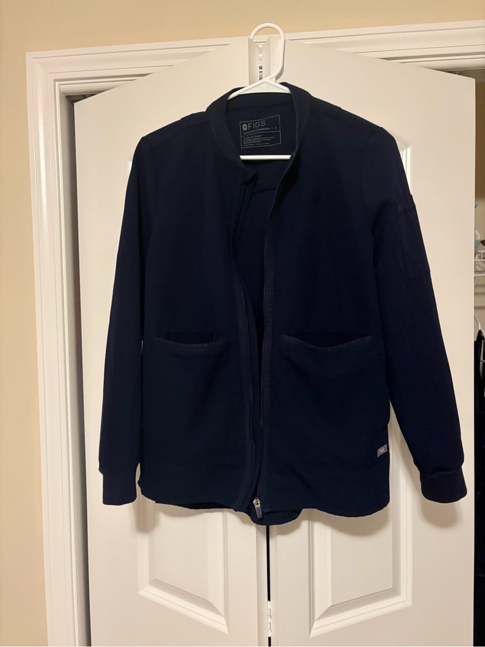FIGS Bellery Scrub Jacket size small - Picture 3 of 11